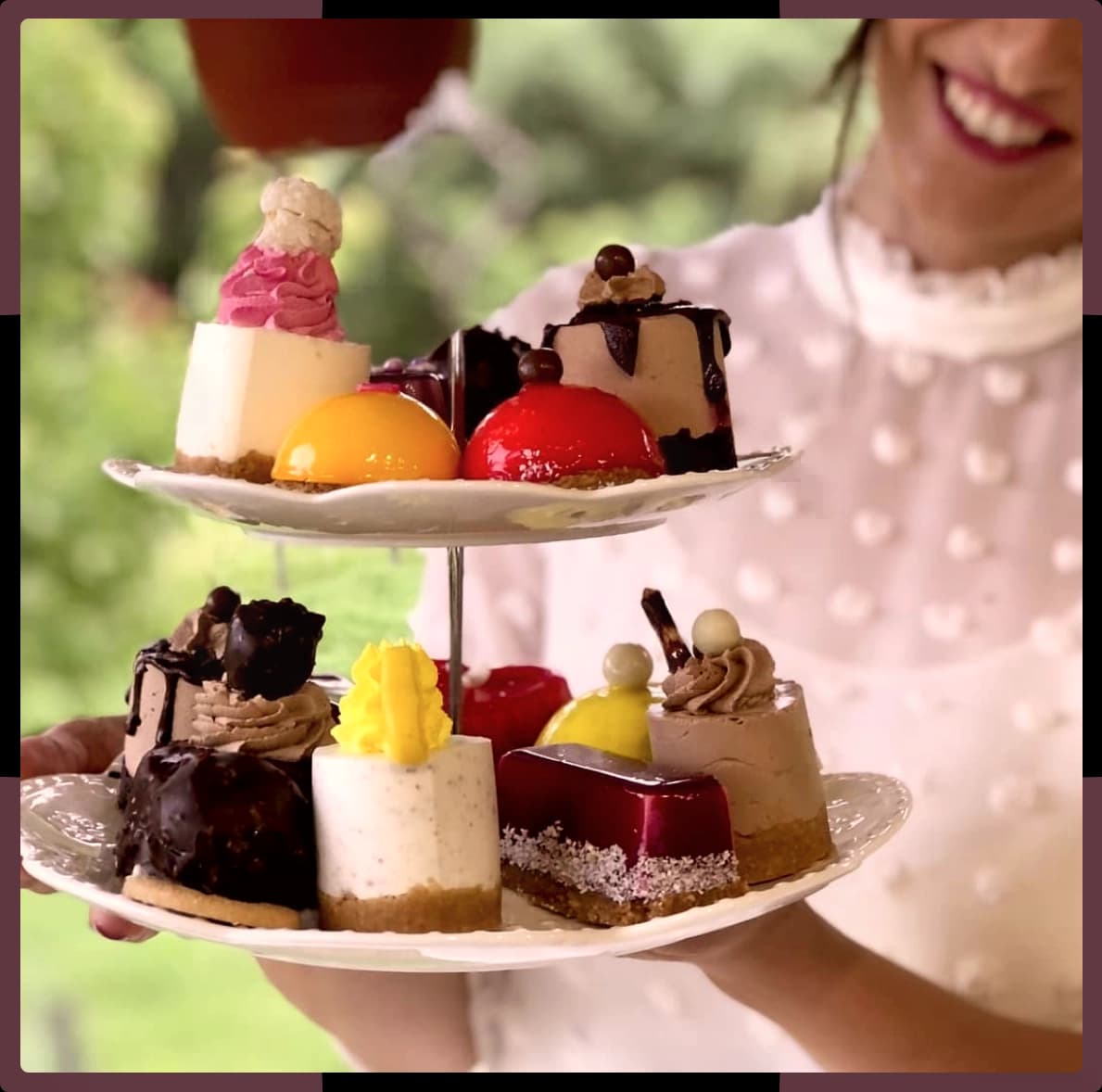 Nasmejana devojka aranžira kolače — domaće torte Lazarevac