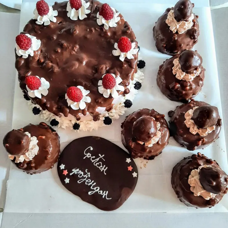 Detalj torte ukrašen jagodama i kremom